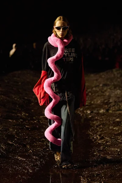 Look 16